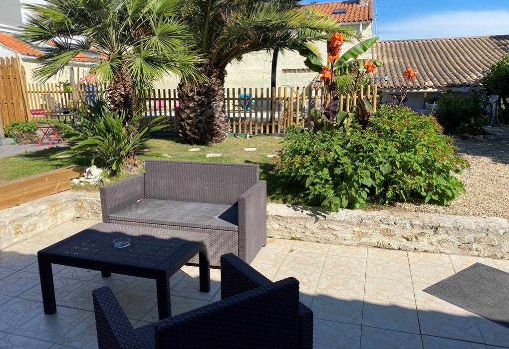 Espace salon extérieur donnant sur cour et piscine communes