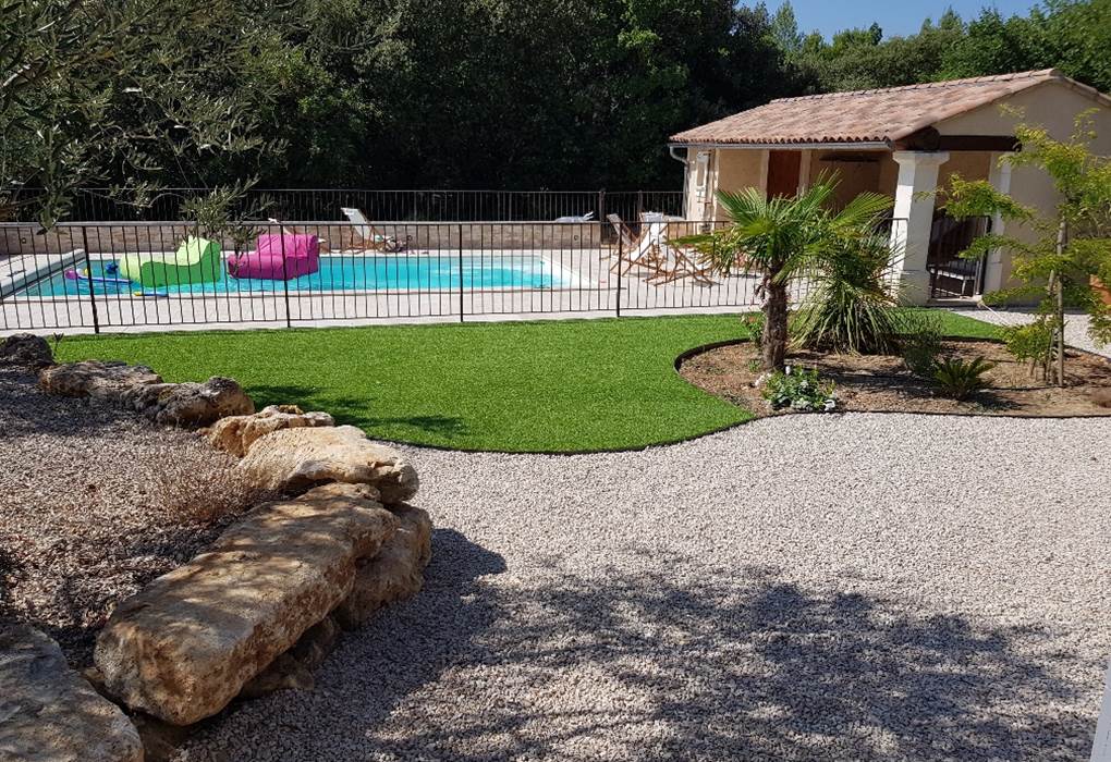Vue piscine gîte Rires de Provence Luberon Lub'heureux