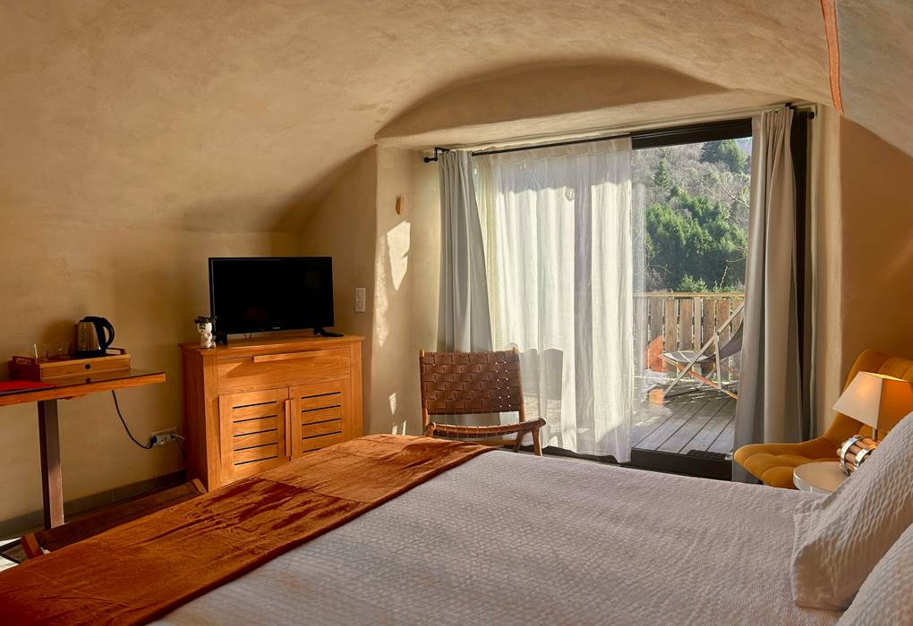 la calade chambres d'hotes et espace bien être ardèche chambre terracotta vue du lit