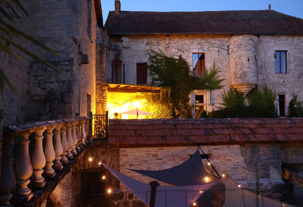 Observation des étoiles au Château de Saint-Chamarand : profitez de la pureté exceptionnelle du Triangle Noir du Quercy pour une nuit magique sous la Voie Lactée.