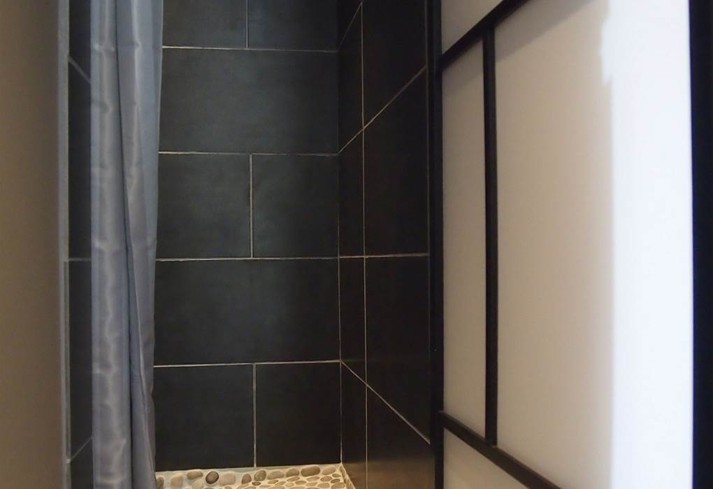 Douche italienne avec galets au sol