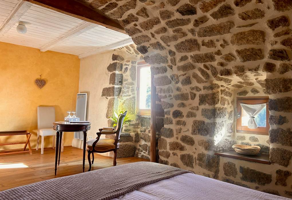 la calade chambres d'hotes et espace bien être ardèchechambre ocre vue du lit