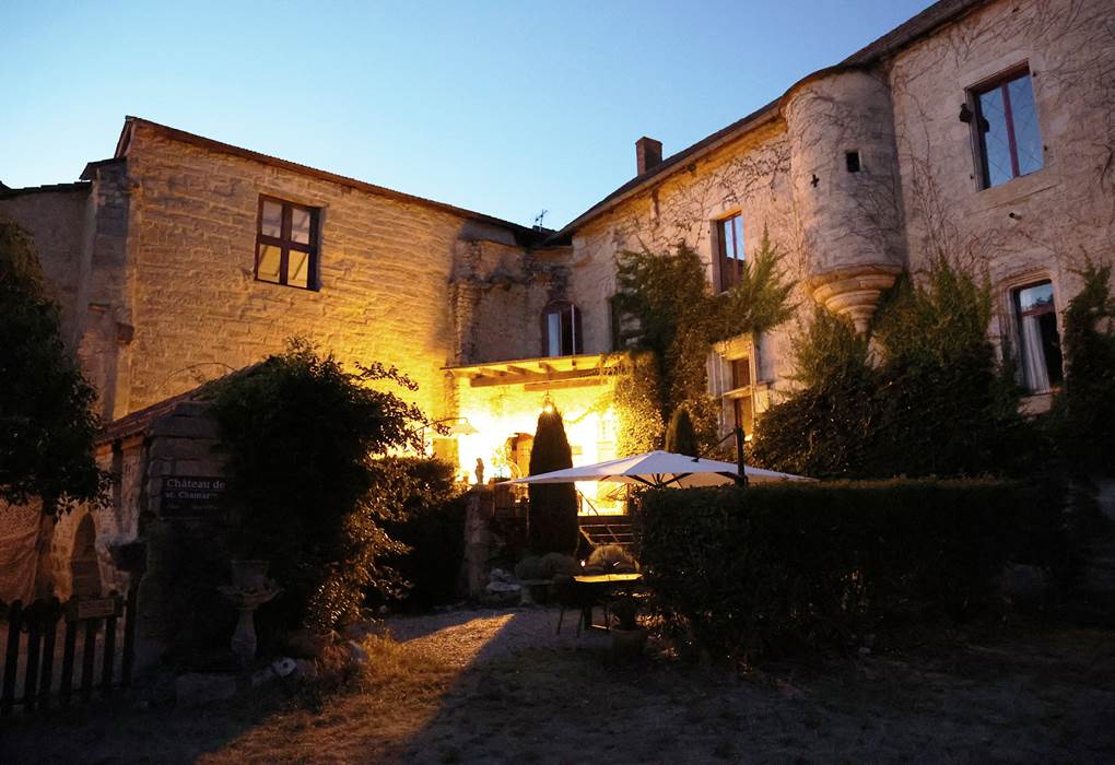 Finir la journée la tête dans les étoiles : après vos parties de jeux, laissez-vous porter par la splendeur du ciel nocturne de Saint-Chamarand.