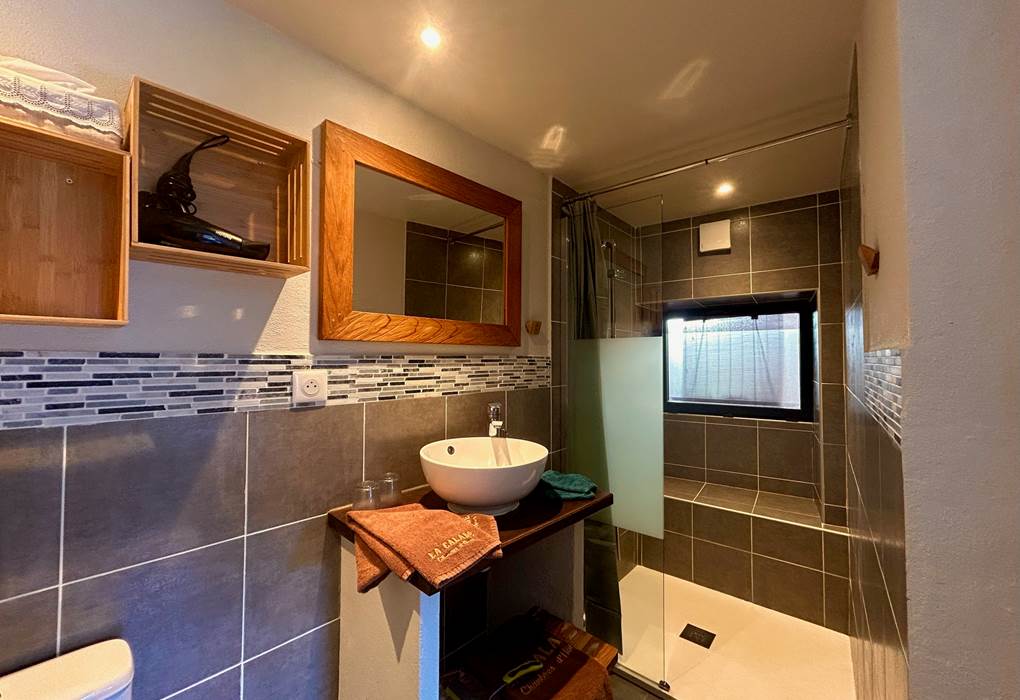 la calade chambres d'hotes et espace bien être ardèche salle de bain chambre lin