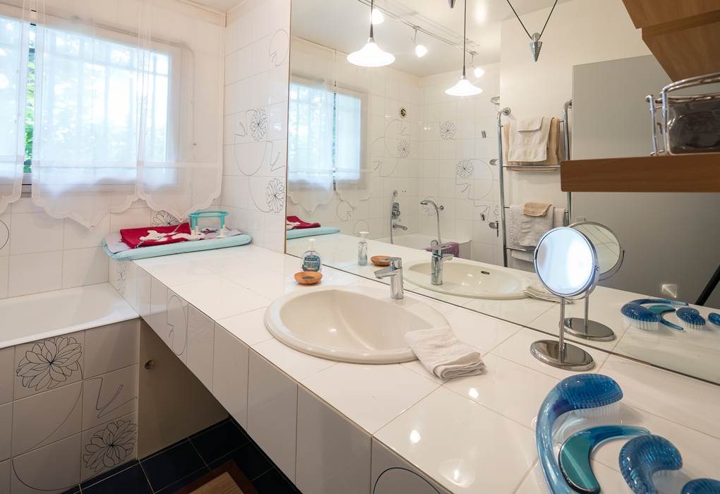 Baignoire et Douche suite parentale rez-de-chausée