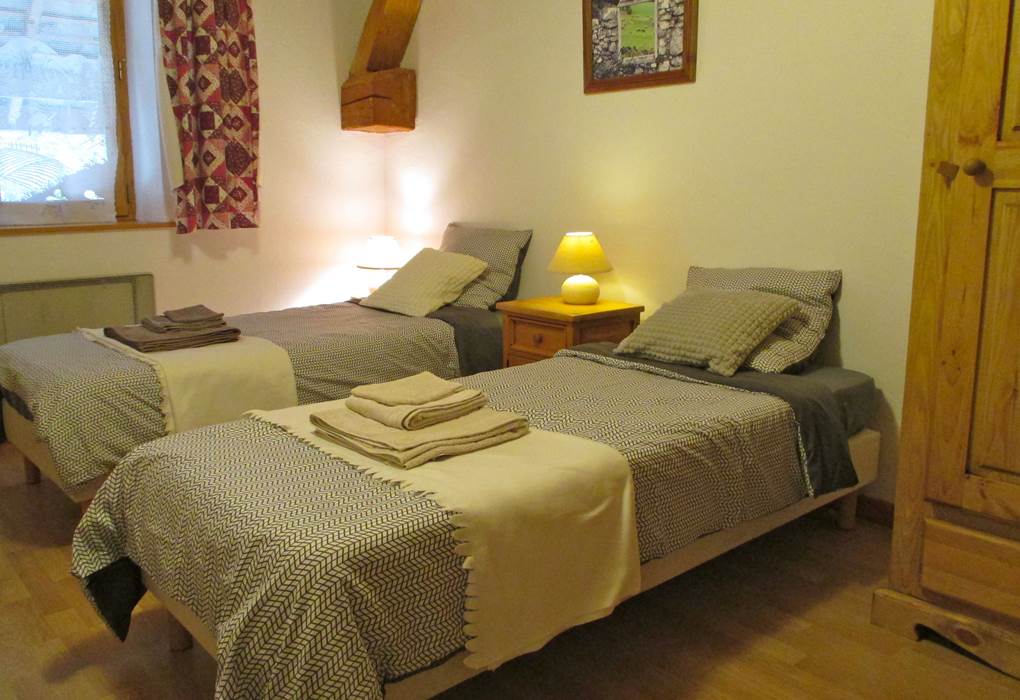Coin 2 lits de 1 personne dans la grande chambre