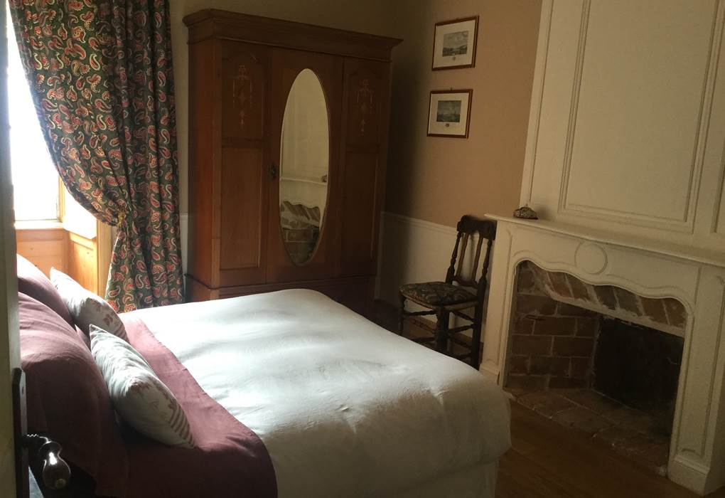 Chambre cosy de 16m2 donnant sur le côté de la maison