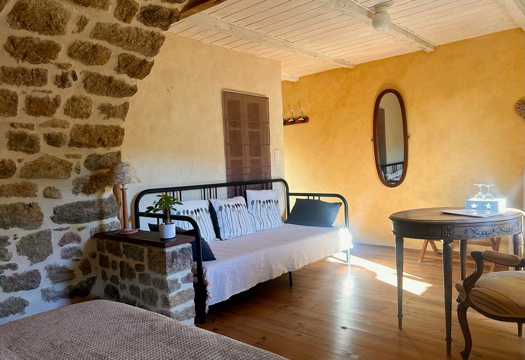 la calade chambres d'hotes et espace bien être ardèche chambre ocre lit une place