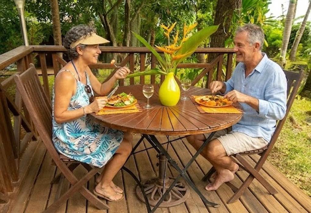 repas sur la terrasse ombragée