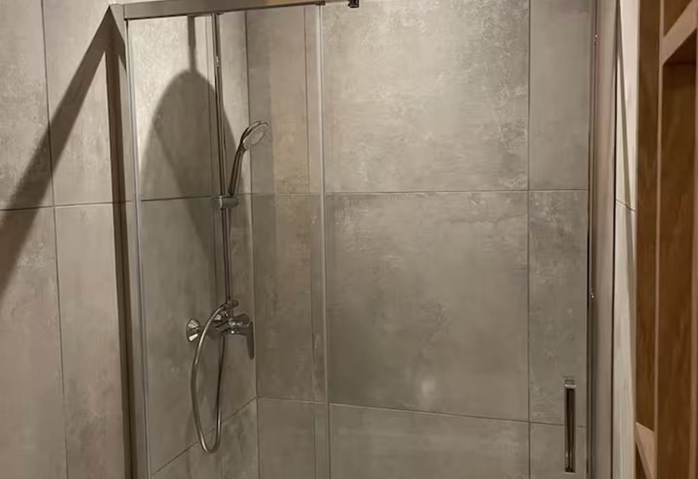 salle-de-bain-spacieuse-douche