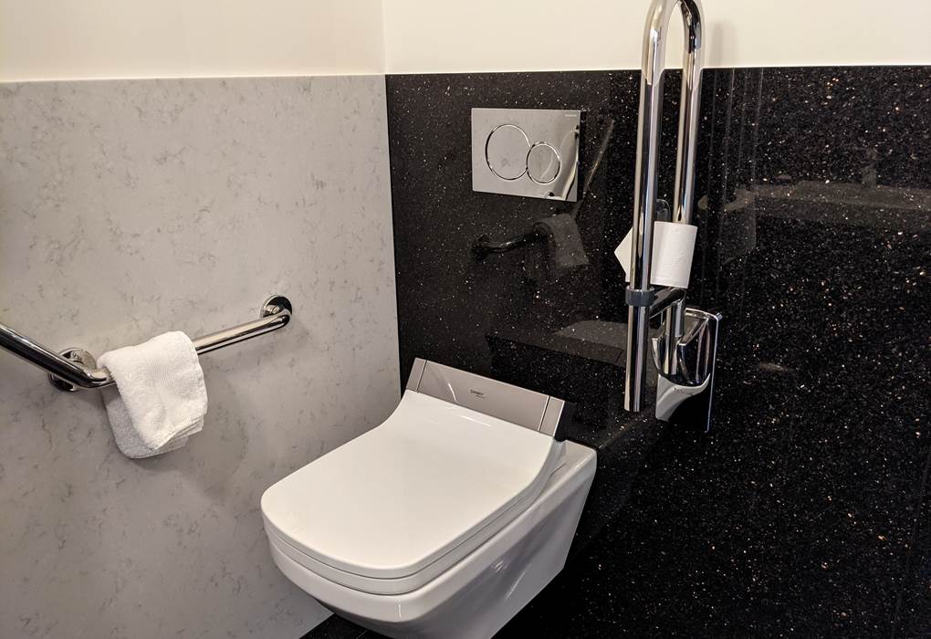 WC séparé ( étudié PMR ) en marbre avec  WC lavant