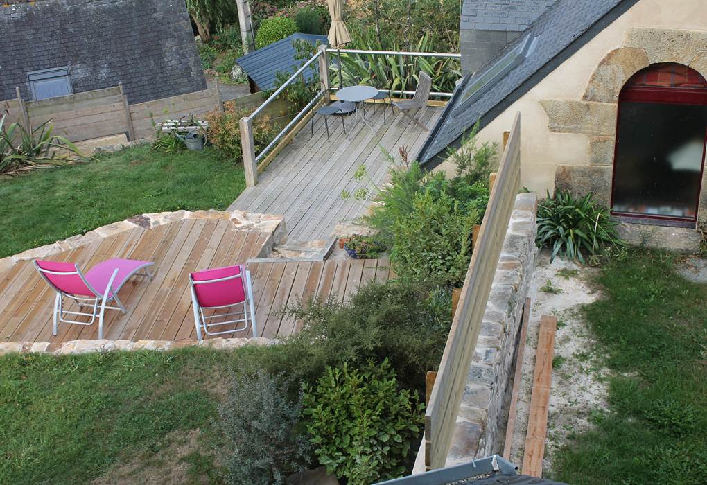 Le jardin dispose de deux terrasse à niveaux différents et protégés par des claustras... Vous êtes vraiment chez vous