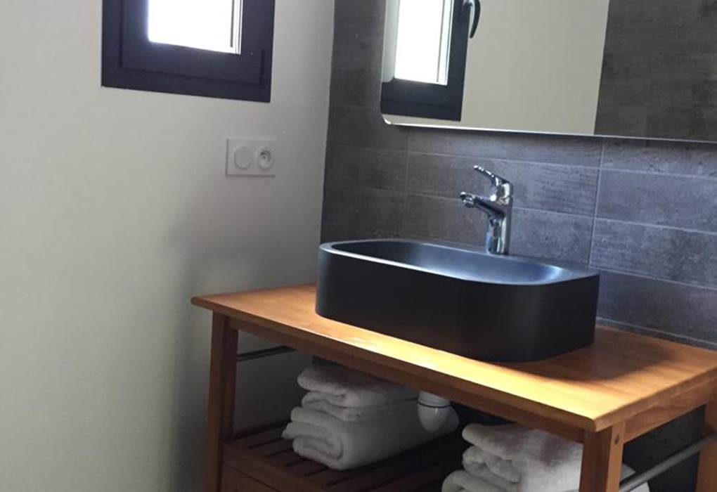 salle d'eau avec sa grande douche à l'italienne