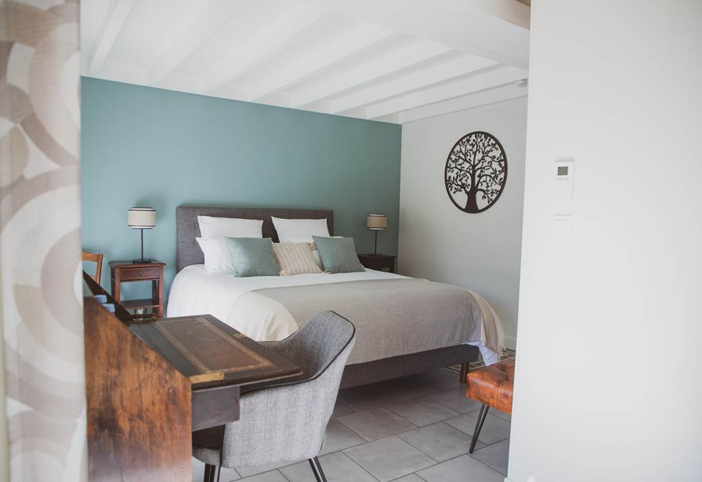 La chambre Tilleul, avec sa vue sur le parc, est l'endroit idéal pour se détendre et profiter du calme de la nature..