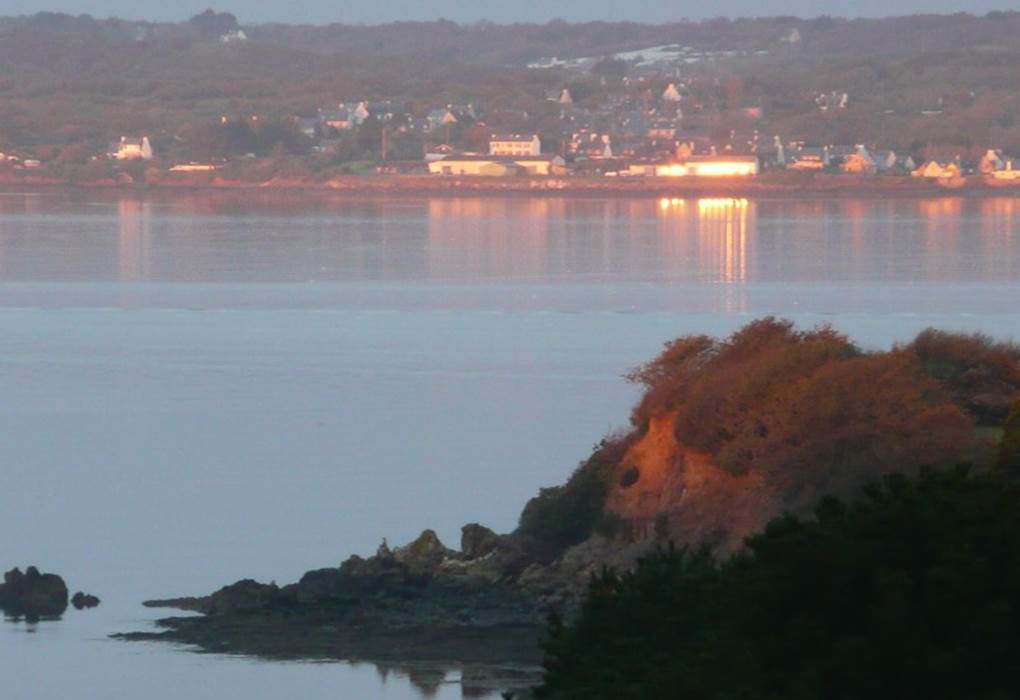 Gouelet-ker, les eaux calme de la pointe chateau soleil levant