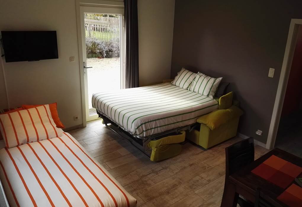 Chambre lits doubles et lit simple au rez-de-chaussée