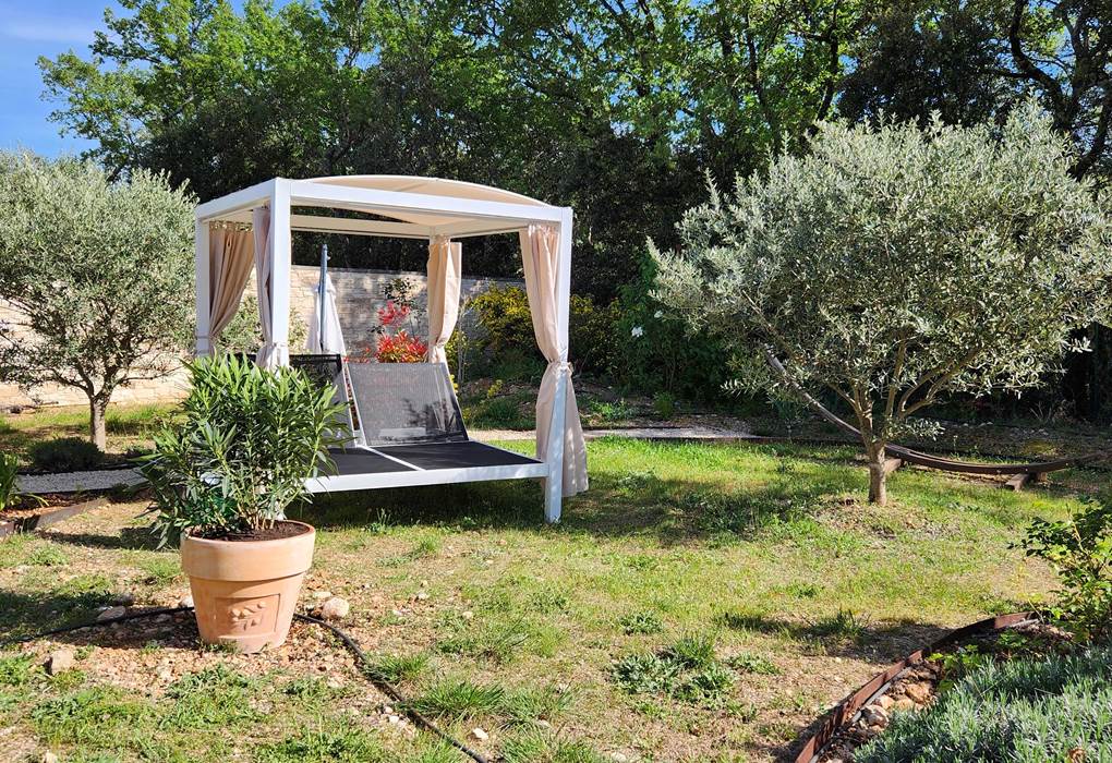 24 lit balinais et verdure