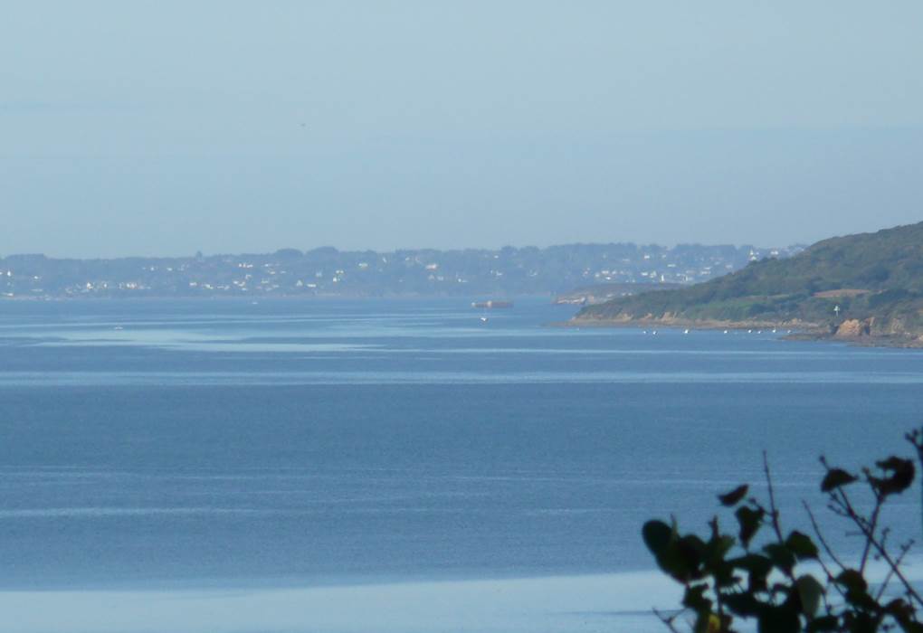 gîte de gouelet-ker, dans la brume d'une chaude journée : la presqu'ile de Crozon