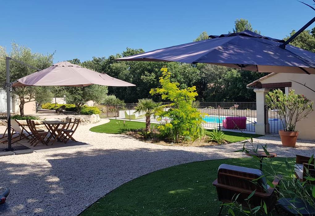 Terrasse du gîte Rires de Provence et espace détente près du terrain de pétanque