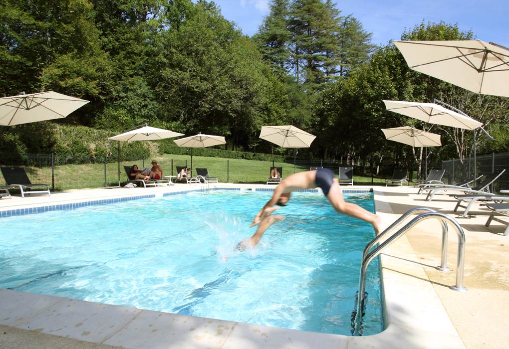 Piscine au printemps au Château de Puy Robert Lascaux - venez plonger
