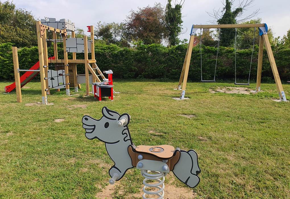 Jeux extérieurs château escalade tobogan, balançoires, cheval a ressort