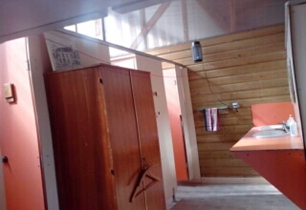 bloc sanitaire lavabos et douches red