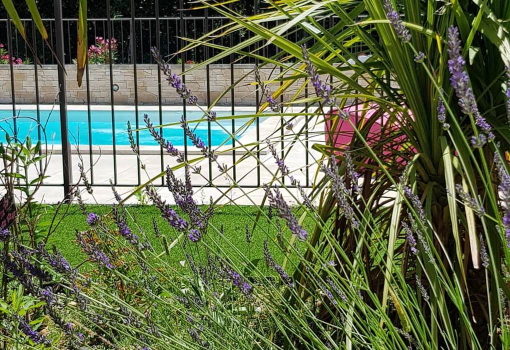 Vue piscine depuis le jardin méditerraneo-provençal du gîte Rires de Provence