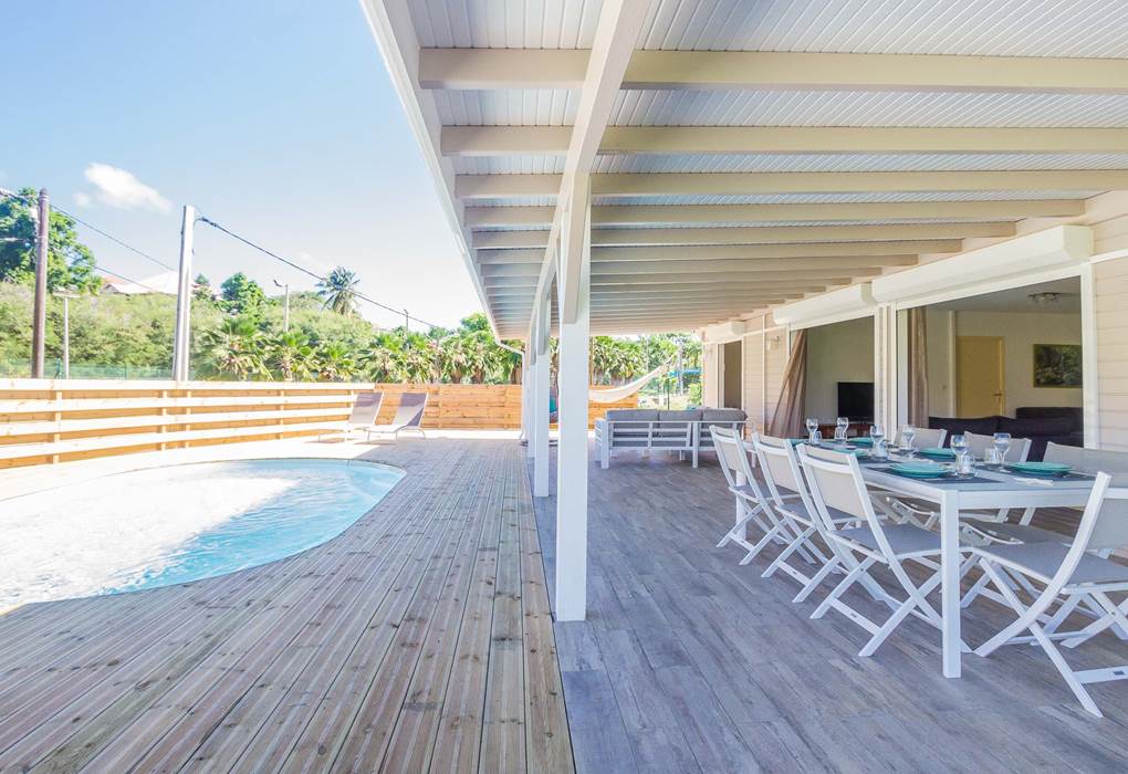 ensemble terrasse et piscine