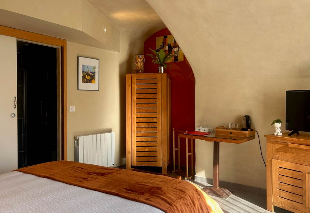 la calade chambres d'hotes et espace bien être ardèche vue du lit chambre terracotta
