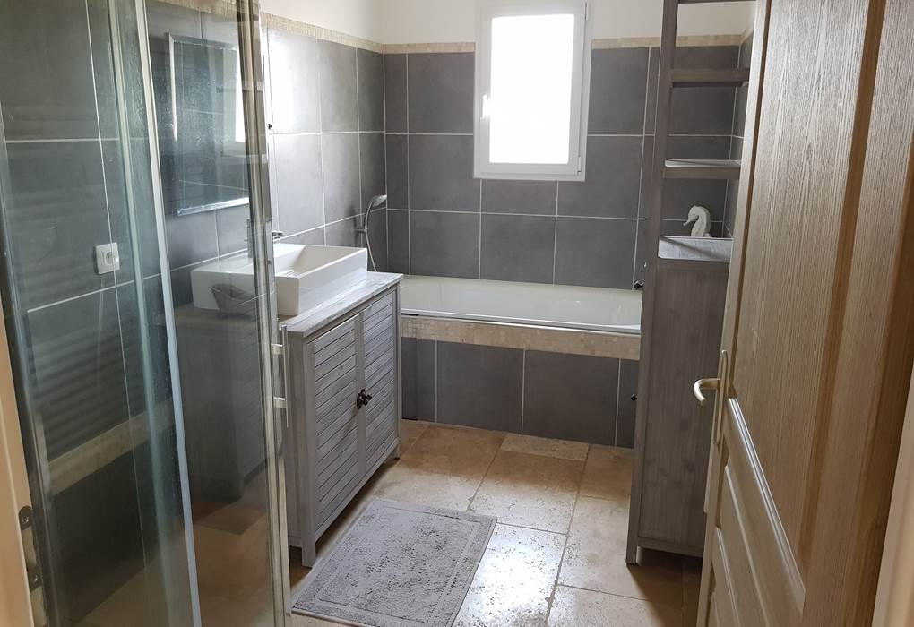 Salle de bains avec baignoire gite Provence Luberon Lub'heureux