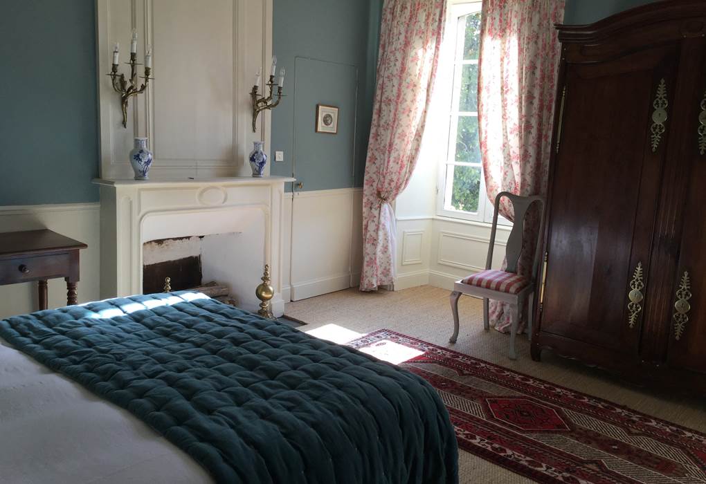 chambre "bleue", avec 2 fenêtres, vue sur le parc et les séquoias