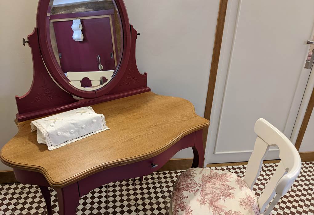 Coiffeuse dans salle de bain