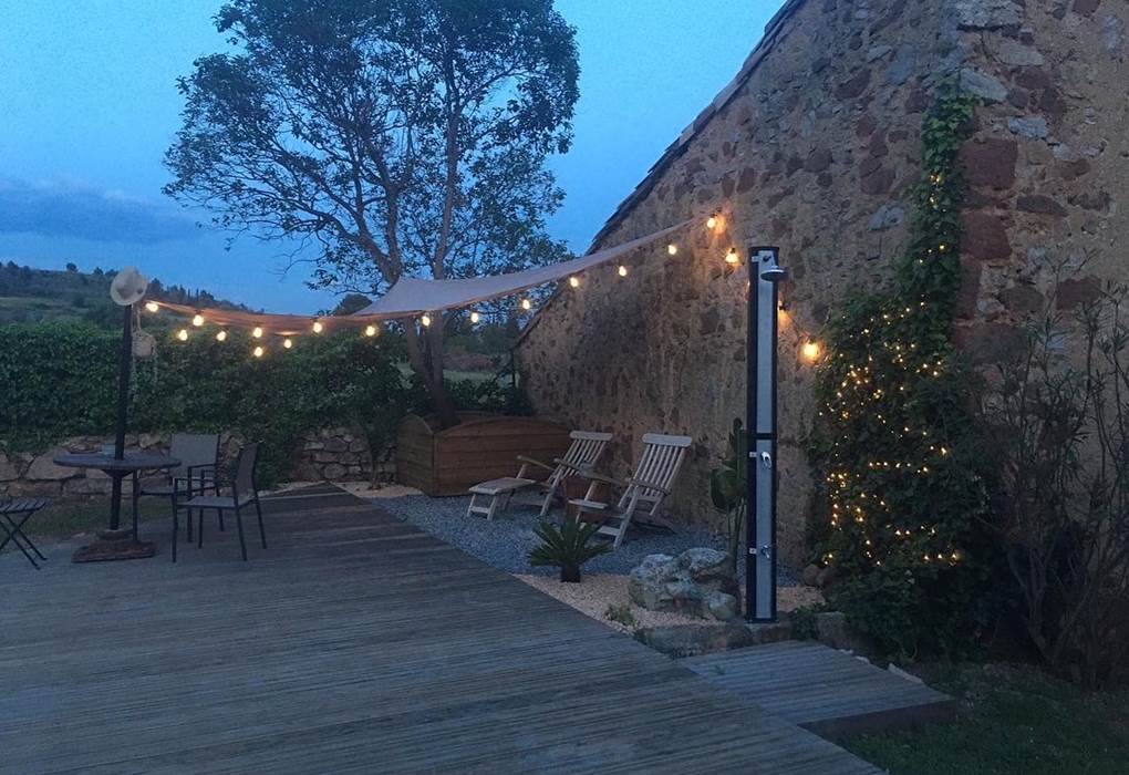l'espace piscine a la tombée de la nuit