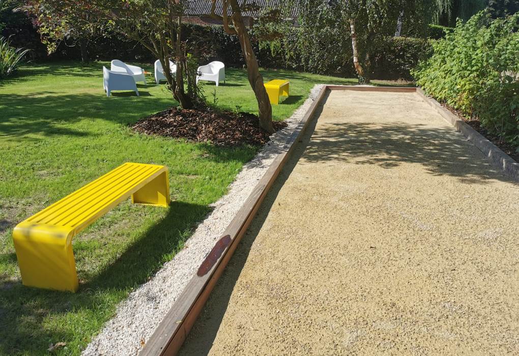 piste de pétanque avec bancs de courtoisies