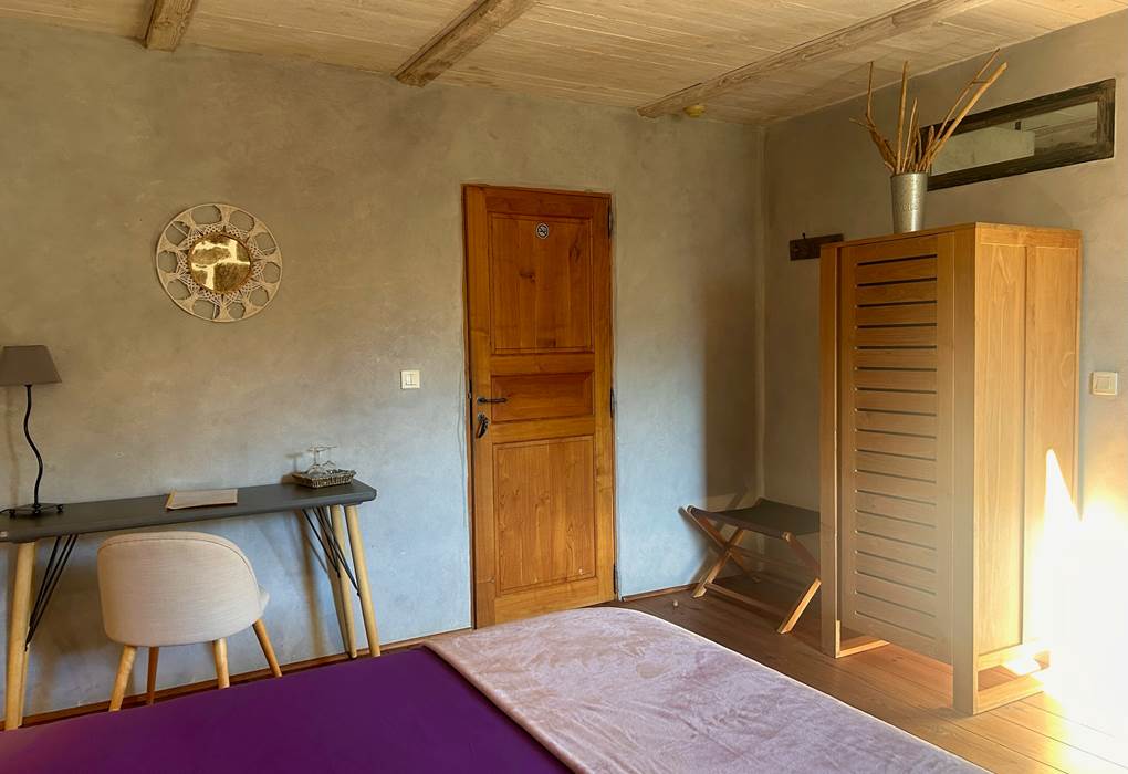 la calade chambres d'hotes et espace bien être ardèche vue du lit chambre ardoise