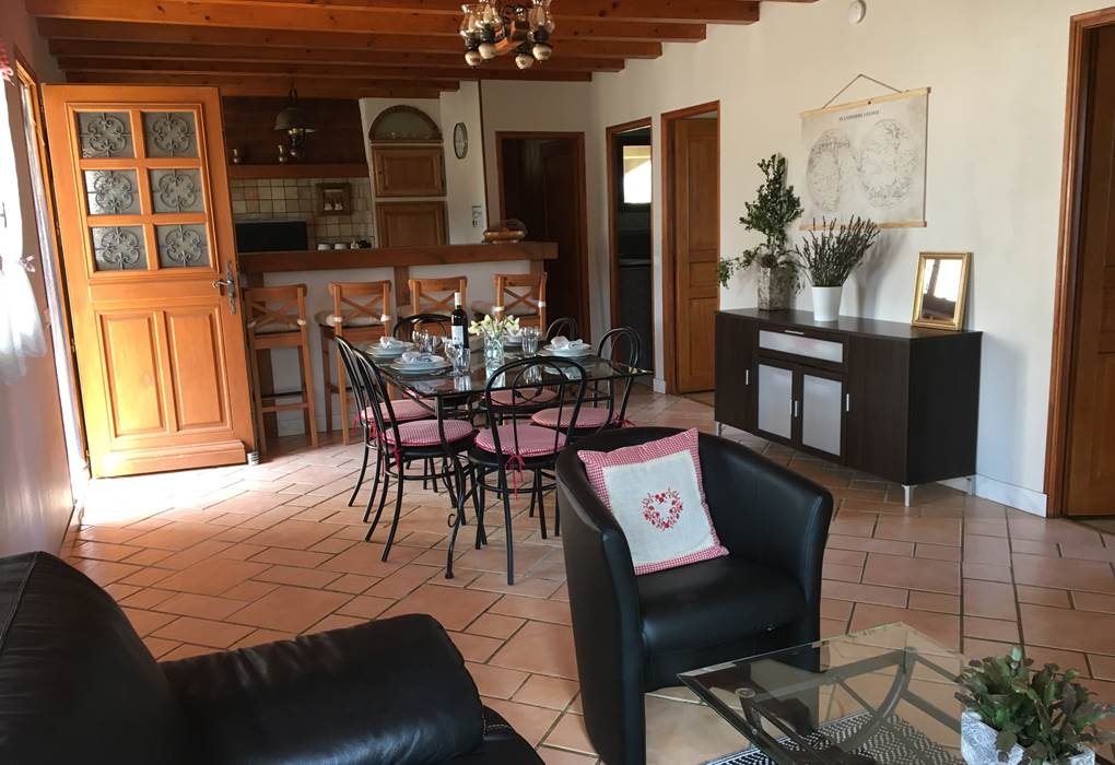 Vue du salon sur la salle-à-manger et cuisine