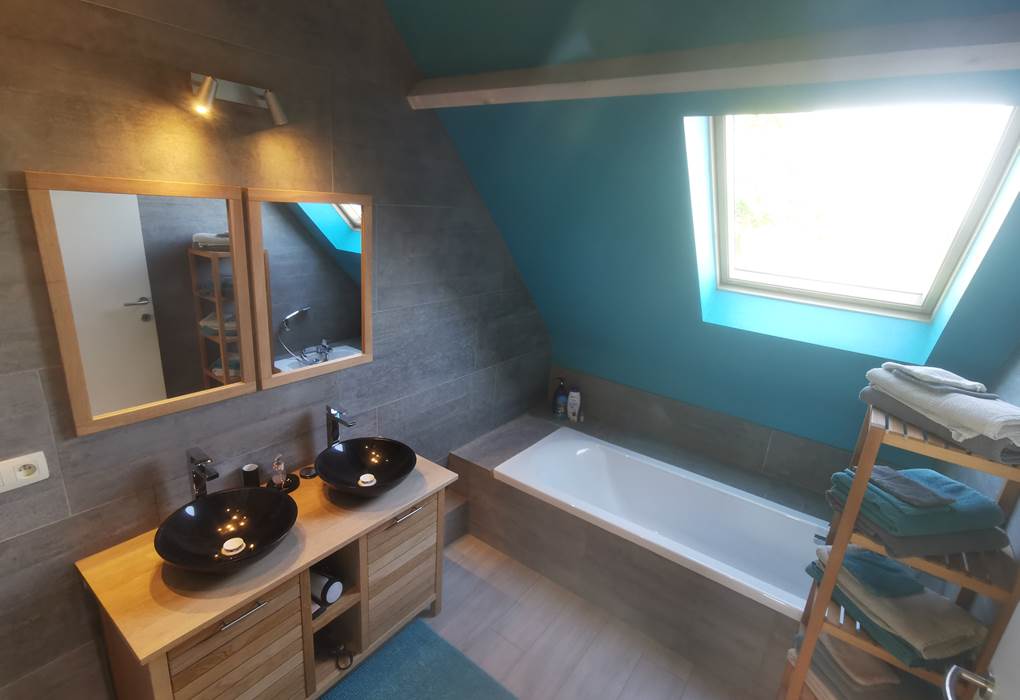 Salle de bain avec grande baignoire