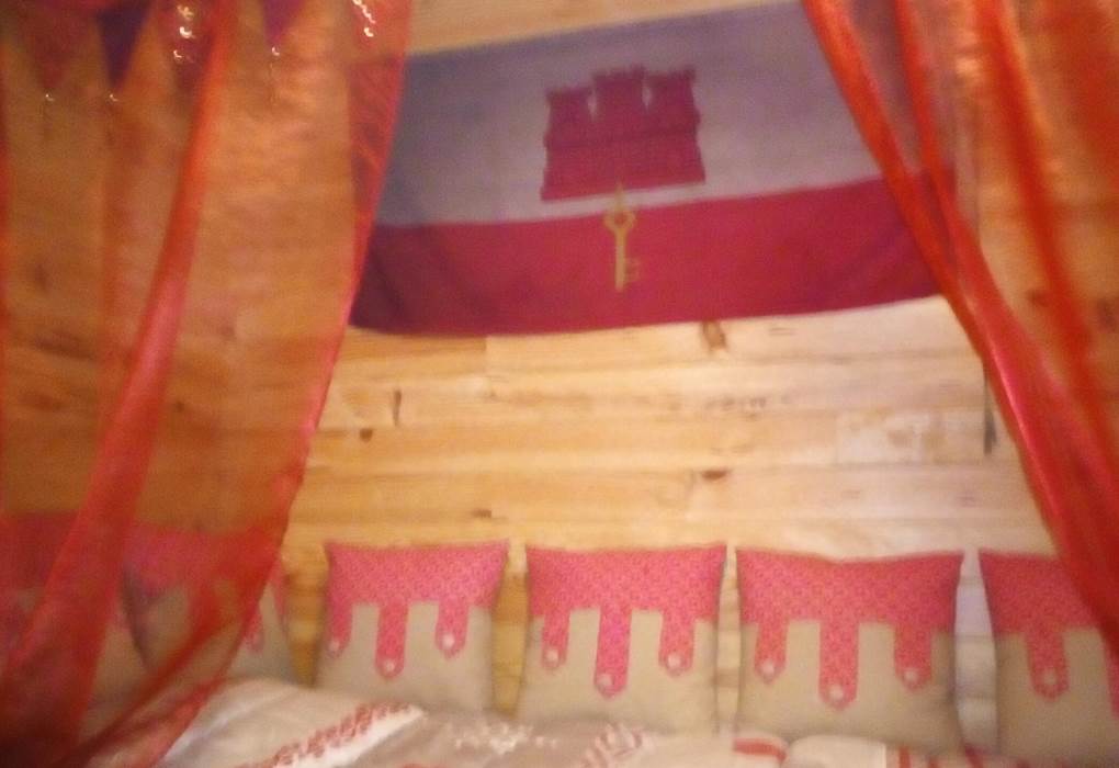 château Etage  chambre 2 1 lit princesse et 2 lits chevaliers