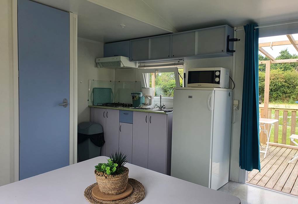 cuisine avec frigo, case congelateur, cafetière, micro onde, plaque de cuisson