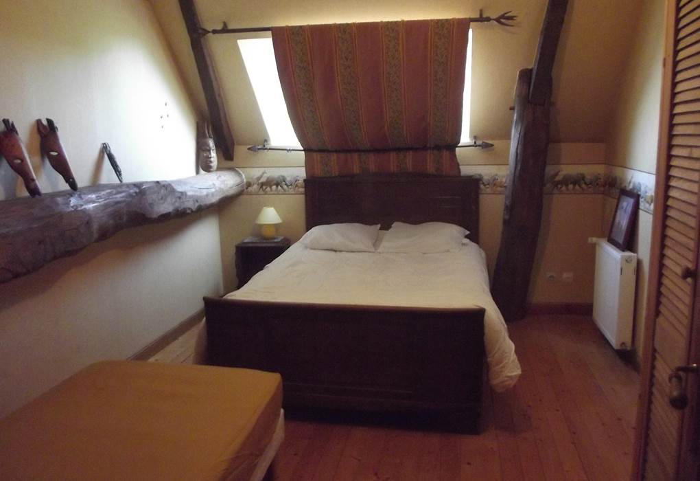 Chambre africaine parents 1 lit double et 1 lit simple