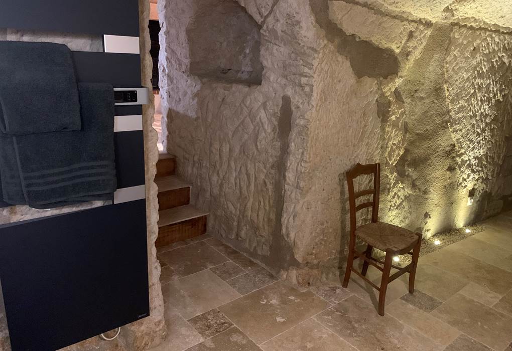 salle-de-bain-troglodyte-gite-jacuzzi-couple-chinon-touraine