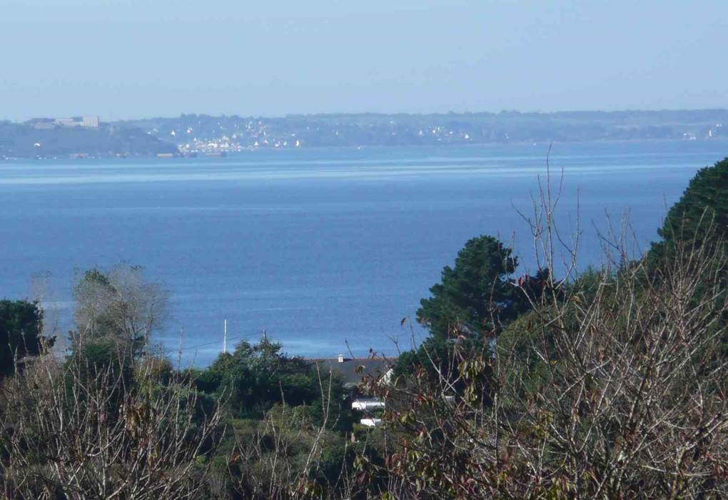 Au fond à gauche, l'île longue et sa base de sous marins