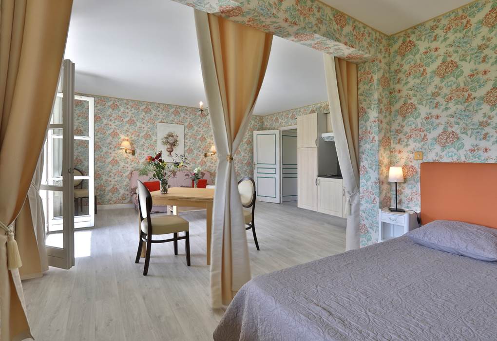 Gîte Tradition 33 au 1er étage avec balcon de 2 à 4 personnes vue parc depuis balcon
