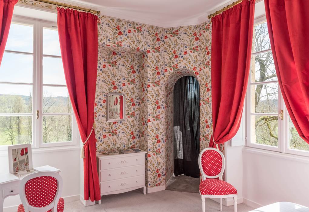 Chambre Coquelicots vue sur prairie environnante du château