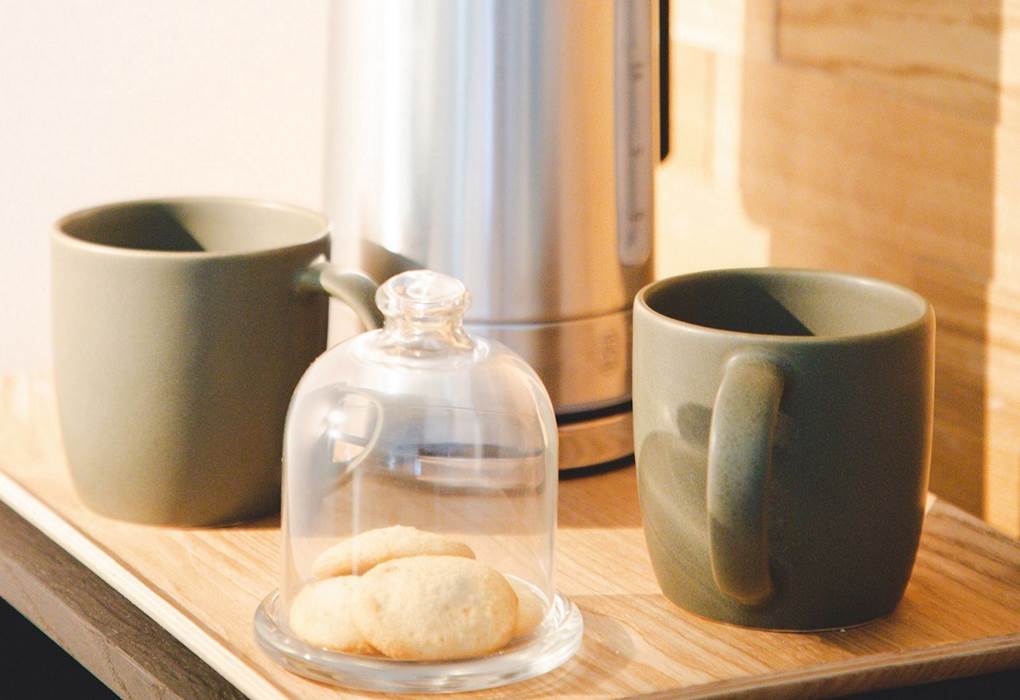 Installez-vous confortablement dans votre chambre et profitez d'un moment de détente grâce à notre plateau de courtoisie garni de thé, de café et de biscuits.