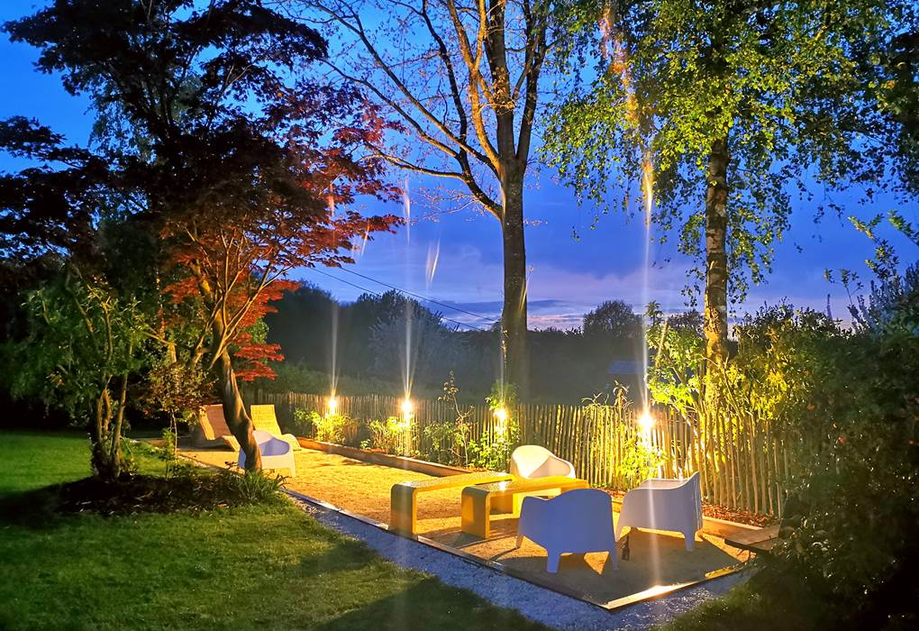 Jardin éclairé le soir