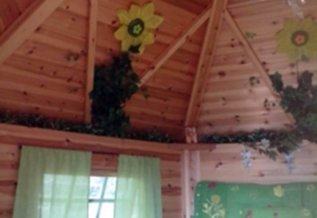 Cabane intérieur , tonneau rangement et table