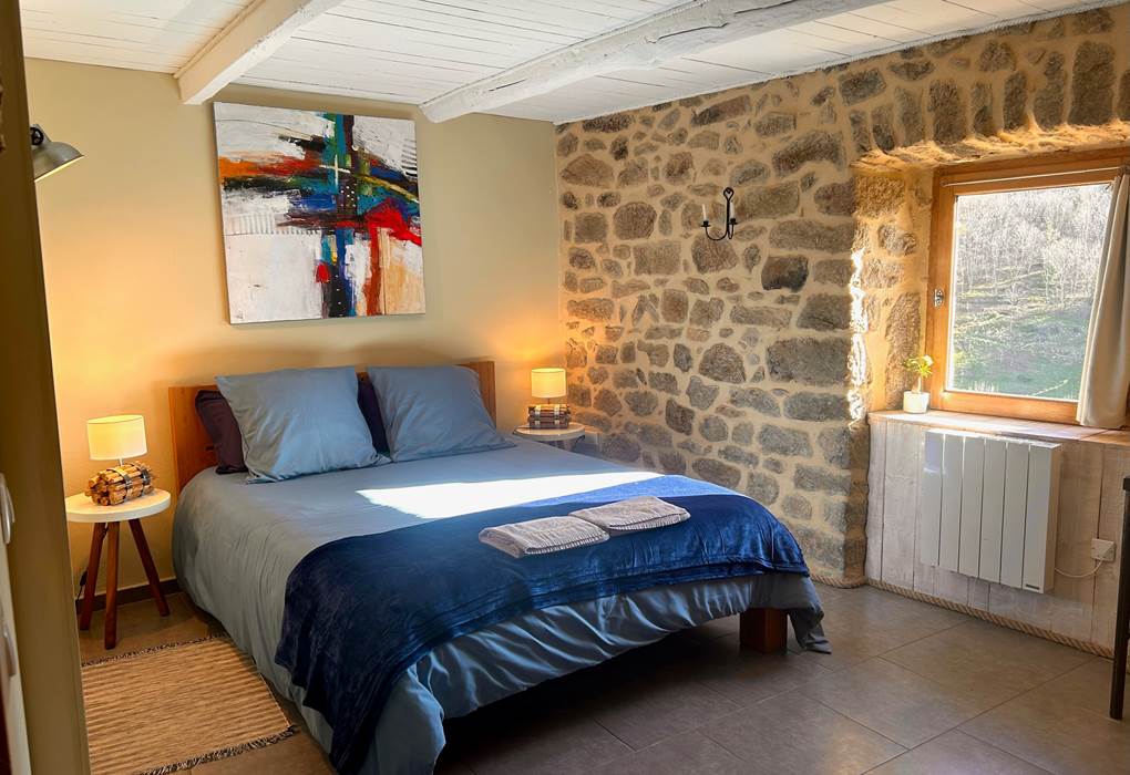 la calade chambres d'hotes et espace bien être ardèche lit chambre lin