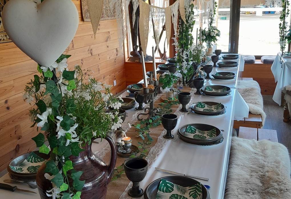 Petits déjeuners bio, fait maison dans une vaisselle médiévale