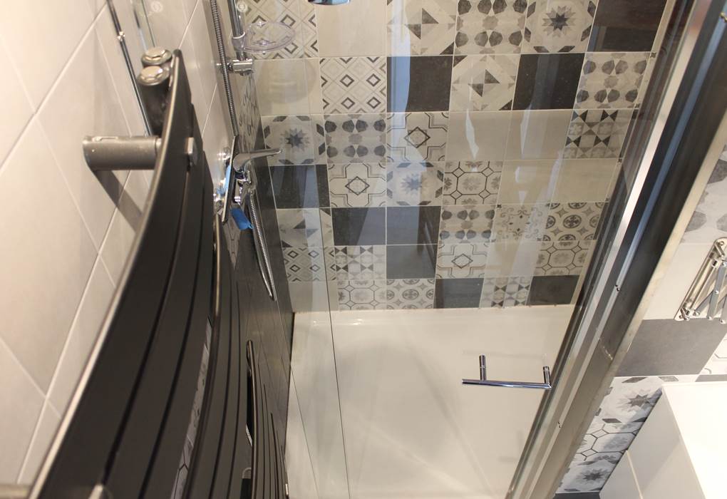 salle d'eau chambres et gîtes de gouelet-ker, douche à l'italienne et sèche-serviette